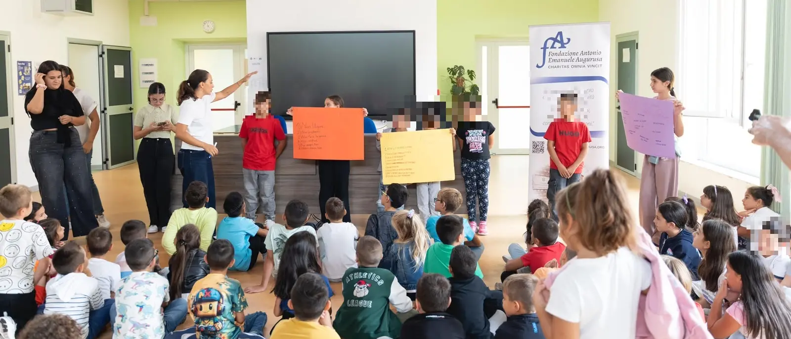 A Filogaso i bambini firmano un “patto di pace”: il sogno della concordia tra i popoli unisce giovani e anziani\n