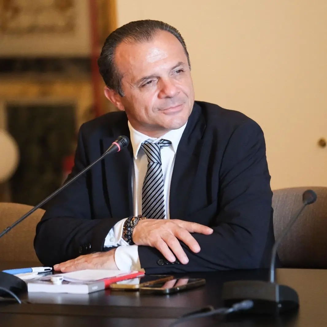 <p>«Vannacci non ha mai amministrato neanche un condominio»: Cateno De Luca si schiera con Meloni e lancia la sfida</p>