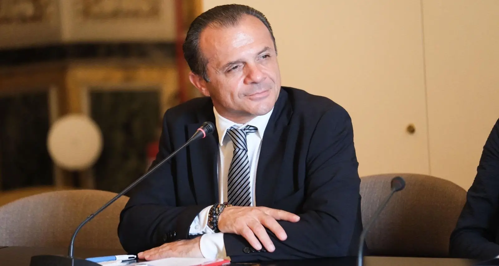 «Vannacci non ha mai amministrato neanche un condominio»: Cateno De Luca si schiera con Meloni e lancia la sfida\n\n\n