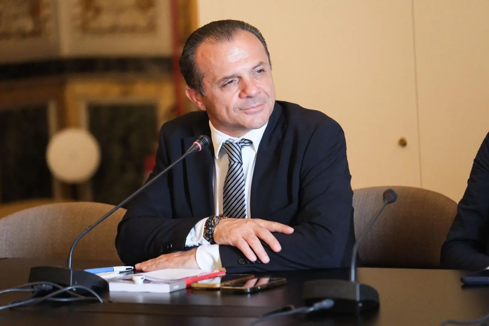 «Vannacci non ha mai amministrato neanche un condominio»: Cateno De Luca si schiera con Meloni e lancia la sfida\n\n\n