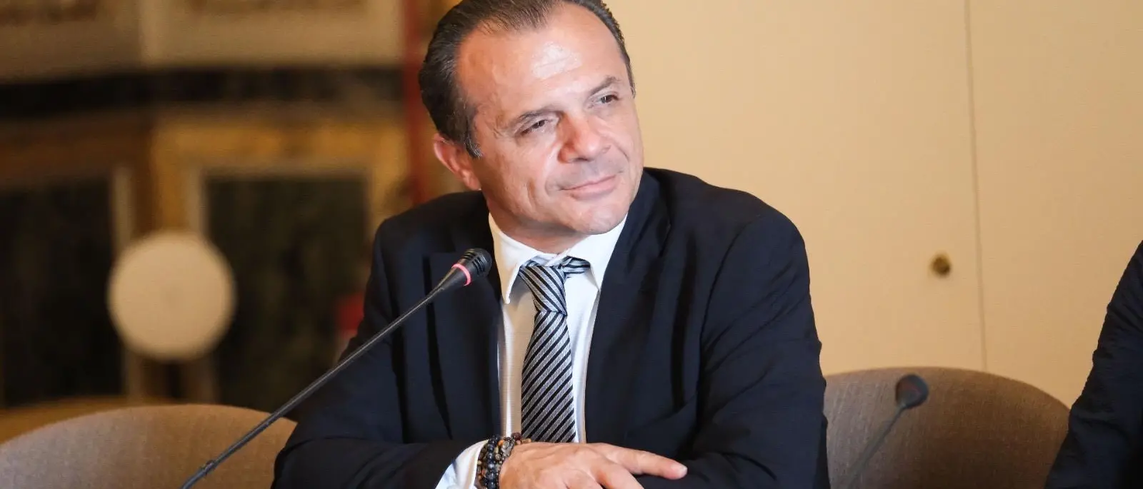 «Vannacci non ha mai amministrato neanche un condominio»: Cateno De Luca si schiera con Meloni e lancia la sfida\n\n\n