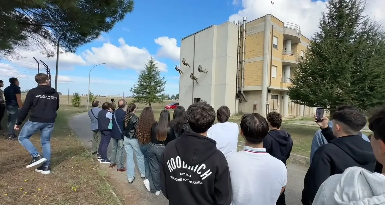 Diventare carabiniere, a Vibo gli studenti scoprono le specialità dell’Arma: viaggio tra addestramento e concorsi\n