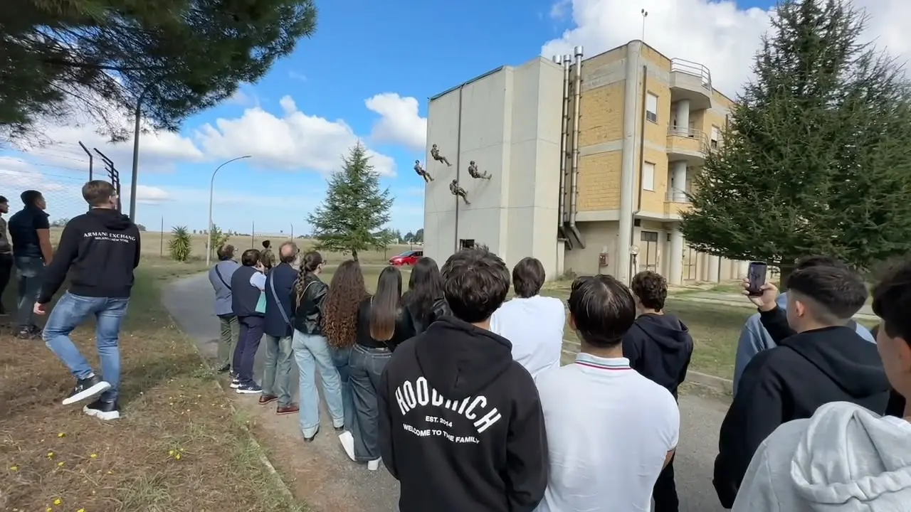 Diventare carabiniere, a Vibo gli studenti scoprono le specialità dell’Arma: viaggio tra addestramento e concorsi\n