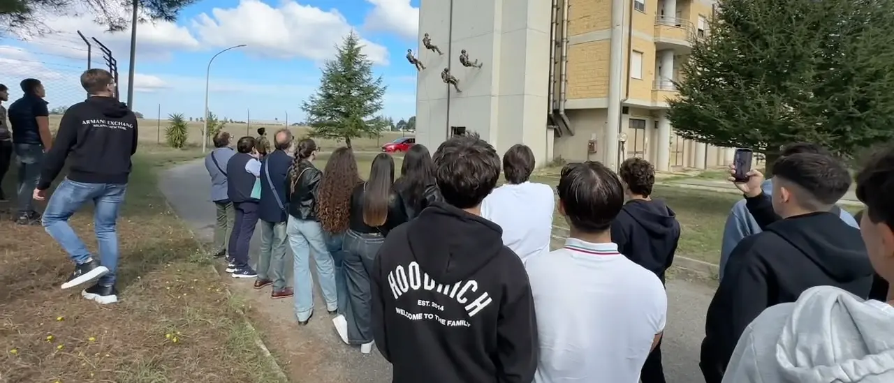 Diventare carabiniere, a Vibo gli studenti scoprono le specialità dell’Arma: viaggio tra addestramento e concorsi\n