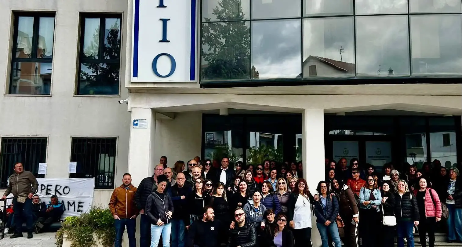 San Giovanni in Fiore, gli “Invisibili” iniziano lo sciopero della fame: l’opposizione chiede la stabilizzazione\n