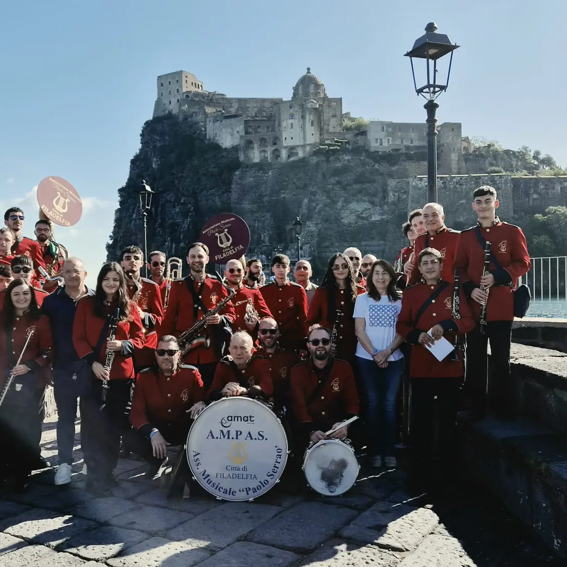 La banda “Paolo Serrao” di Filadelfia conquista Ischia: applausi al festival musicale “Vincenzo Buono”\n