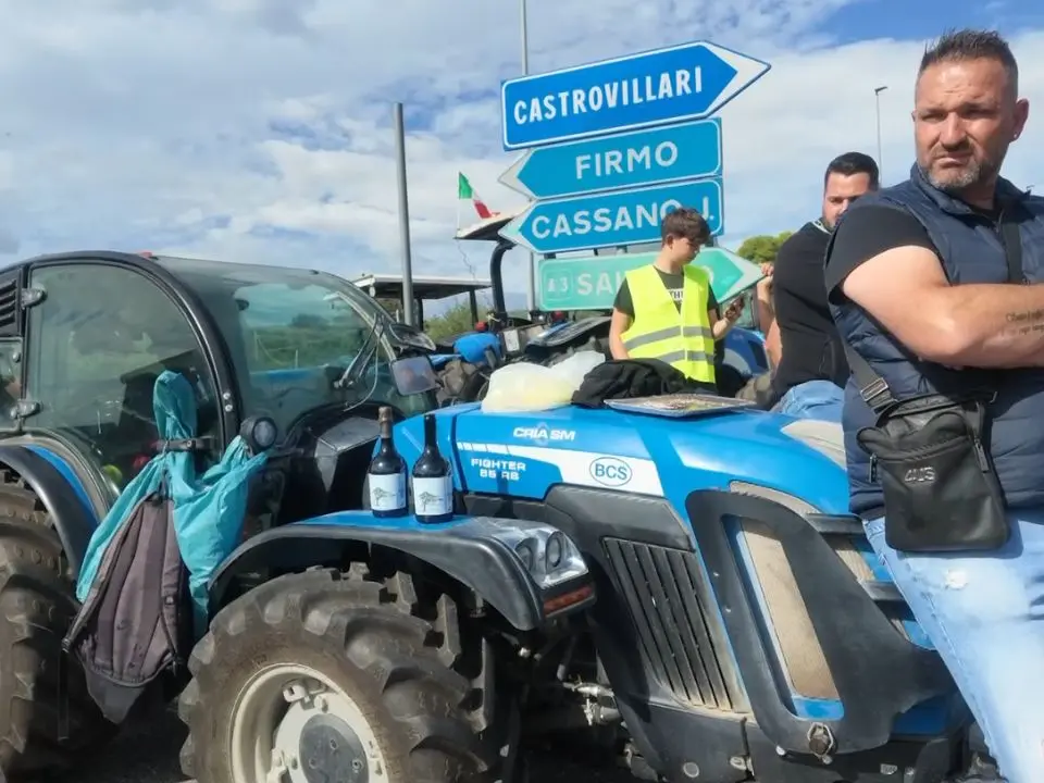 «Hanno calpestato la nostra dignità»: agricoltori in rivolta a Castrovillari, trattori in piazza e una zappa per il governo