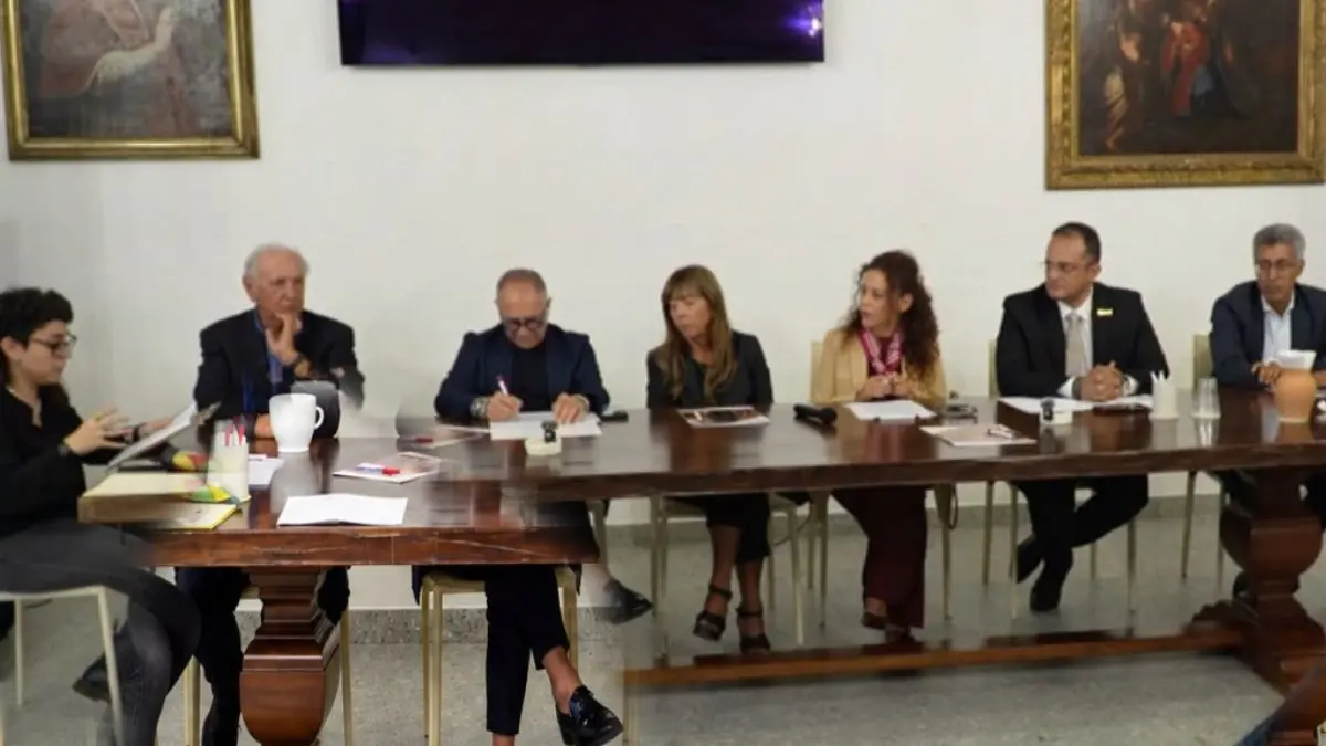<p>Tavolo relatori dell'incontro svoltosi a Belvedere Marittimo</p>\\n