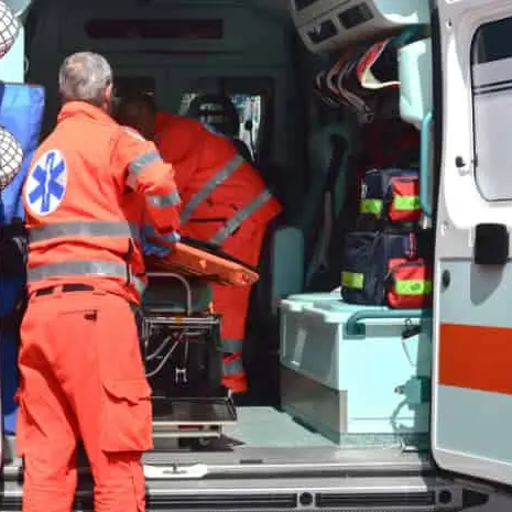 Precipita dal tetto di un capannone a Fiano Romano, morto operaio\n