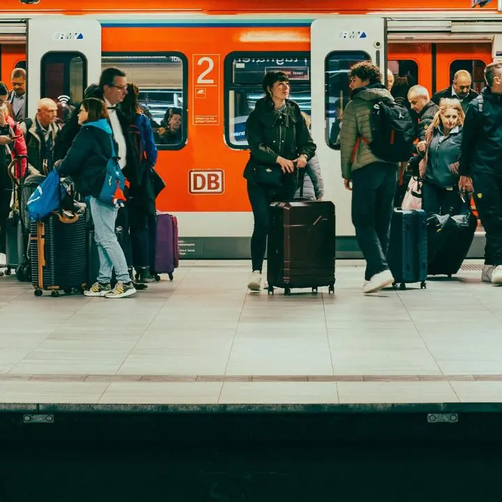 Giovani Expat, la grande fuga e la voglia di tornare: le tre condizioni per il rientro in Italia\n