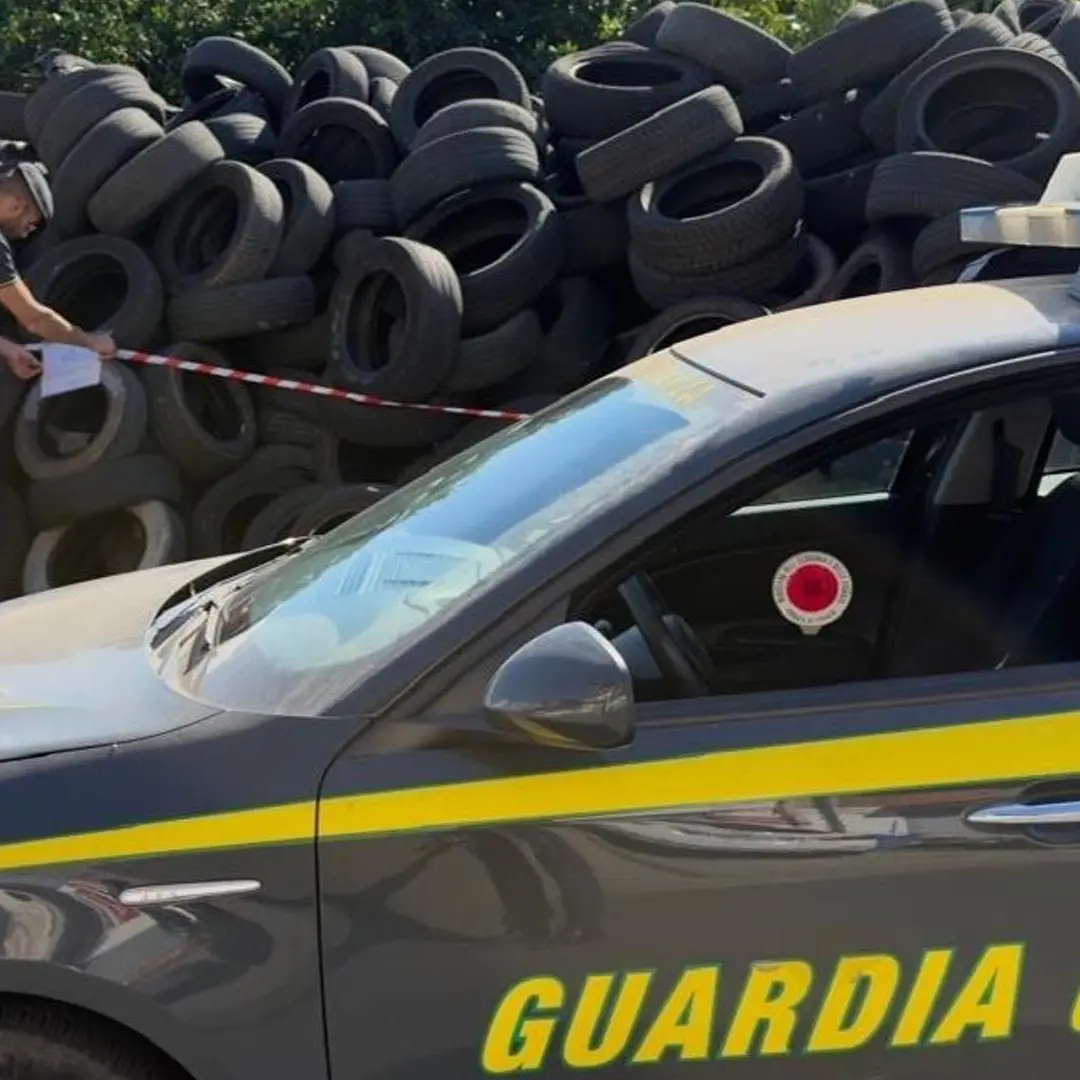 Migliaia di pneumatici abbandonati e due auto fuori uso: sequestrata a Taurianova una discarica abusiva di 500 mq\n