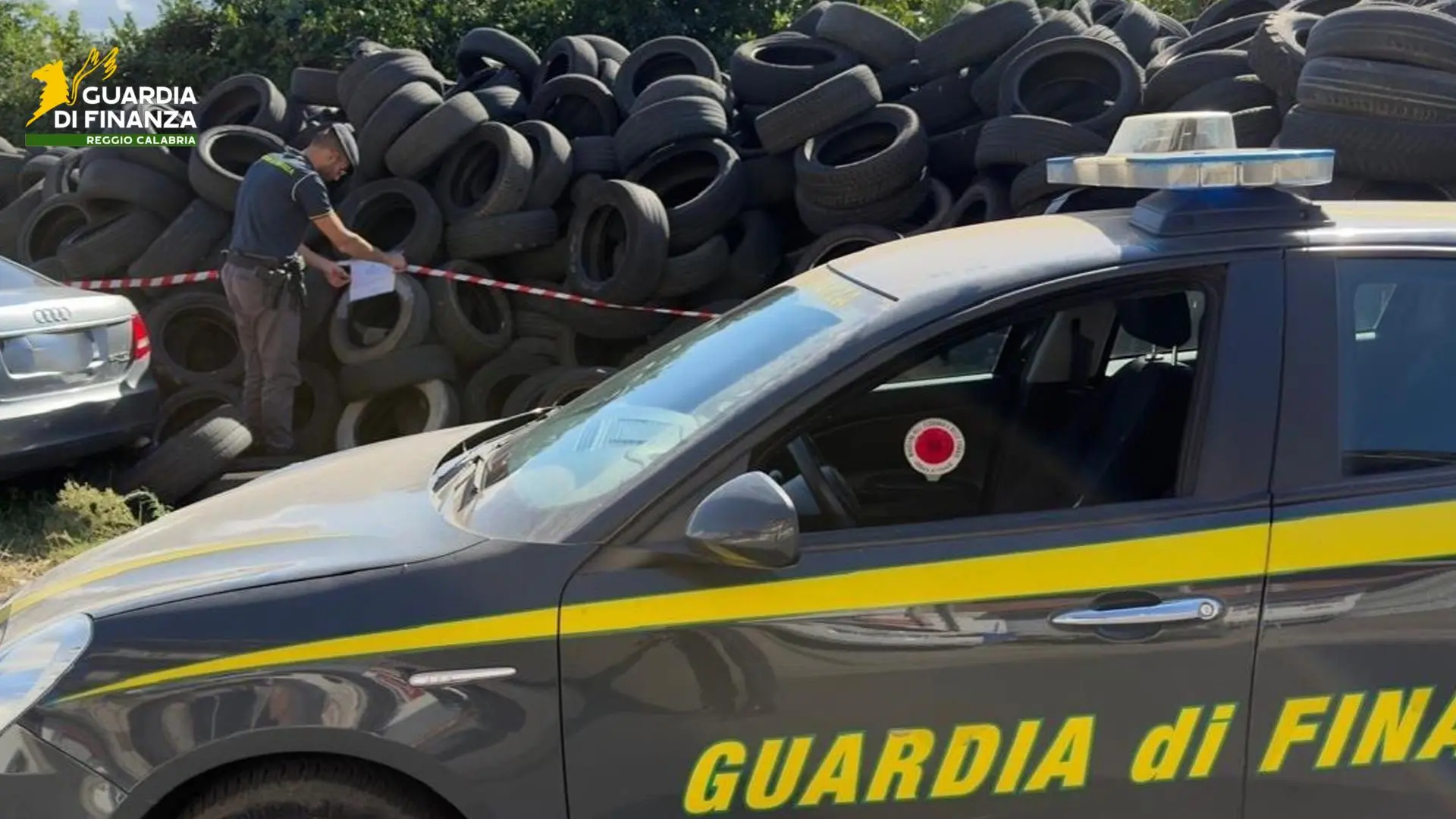 Migliaia di pneumatici abbandonati e due auto fuori uso: sequestrata a Taurianova una discarica abusiva di 500 mq\n