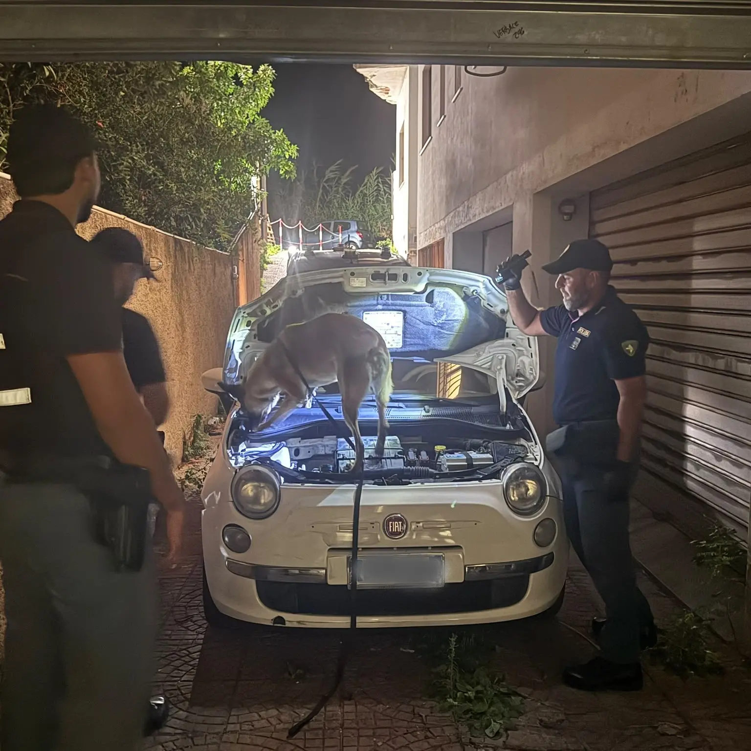 Villa San Giovanni, oltre un chilo di cocaina nascosto dietro il fanale dell’auto: la Polizia scopre il carico durante un controllo e arresta un uomo\n