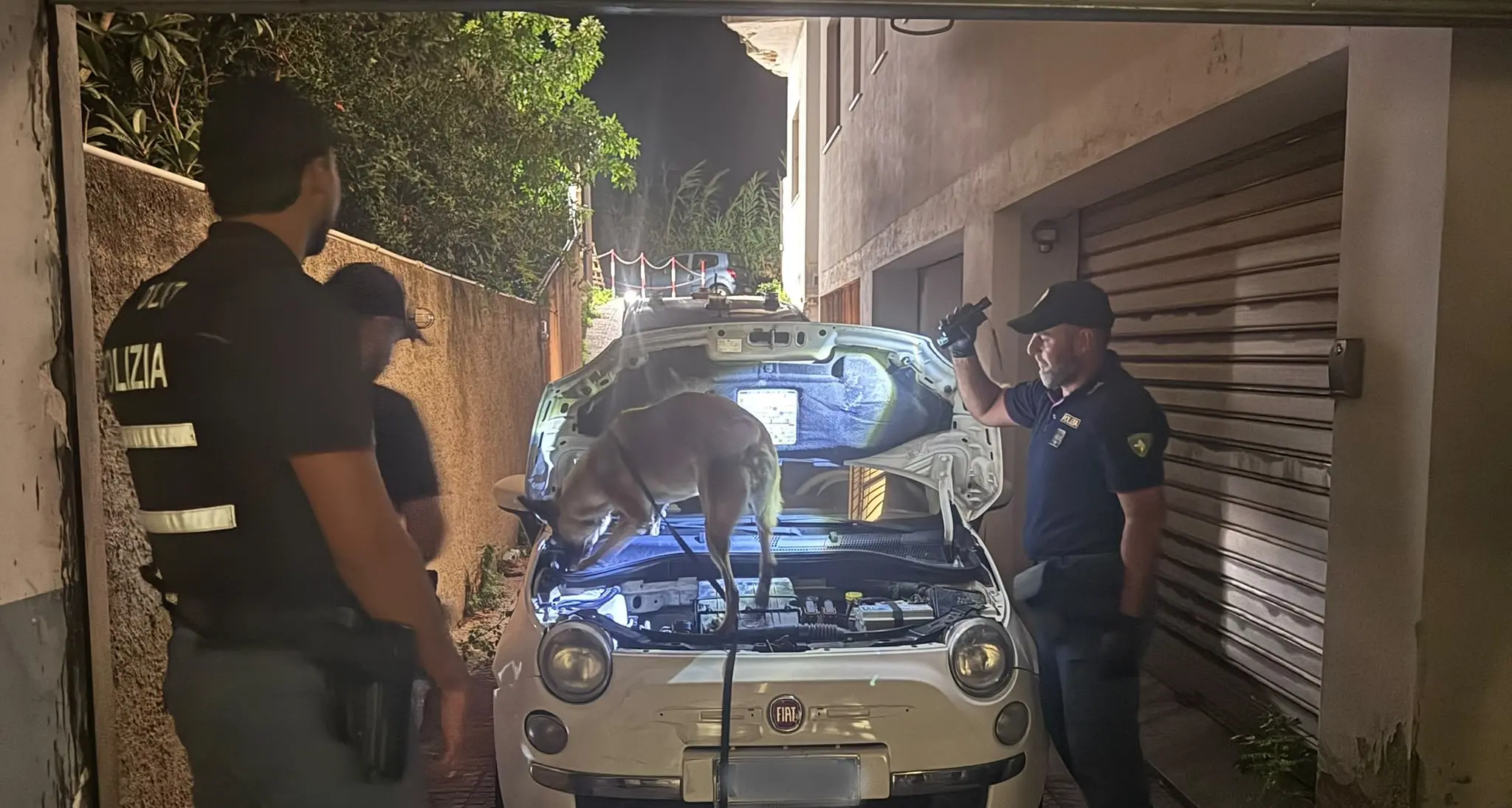 Villa San Giovanni, oltre un chilo di cocaina nascosto dietro il fanale dell’auto: la Polizia scopre il carico durante un controllo e arresta un uomo\n