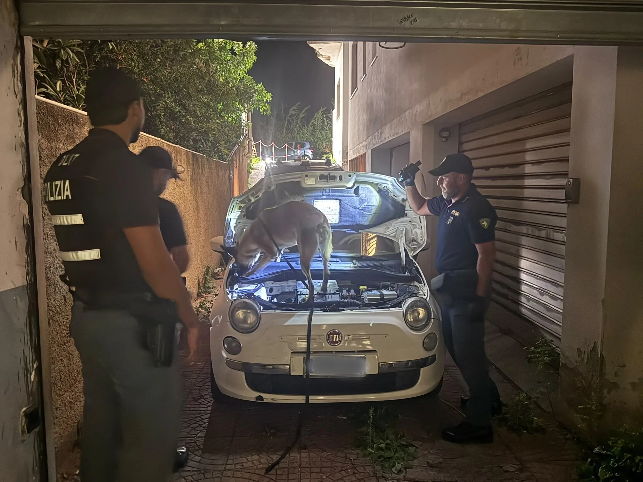 Villa San Giovanni, oltre un chilo di cocaina nascosto dietro il fanale dell’auto: la Polizia scopre il carico durante un controllo e arresta un uomo\n