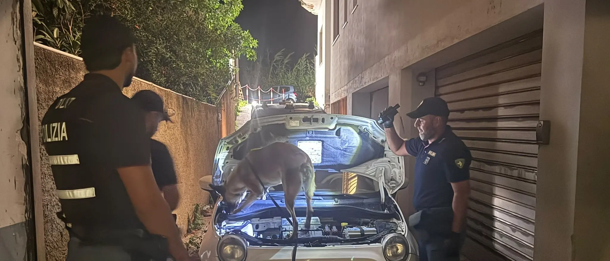 Villa San Giovanni, oltre un chilo di cocaina nascosto dietro il fanale dell’auto: la Polizia scopre il carico durante un controllo e arresta un uomo\n