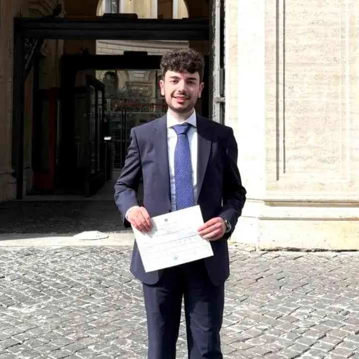 <p>A 27 anni diventa magistrato, il sogno nato sui banchi di scuola (leggendo Gratteri) in Calabria: «Non mollate mai»</p>