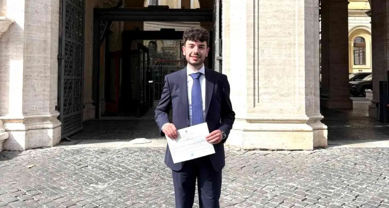<p><span style=\"color:hsl(0, 75%, 60%);\">A 27 anni diventa magistrato</span>, il sogno nato sui banchi di scuola (leggendo Gratteri) in Calabria: «Non mollate mai»</p>