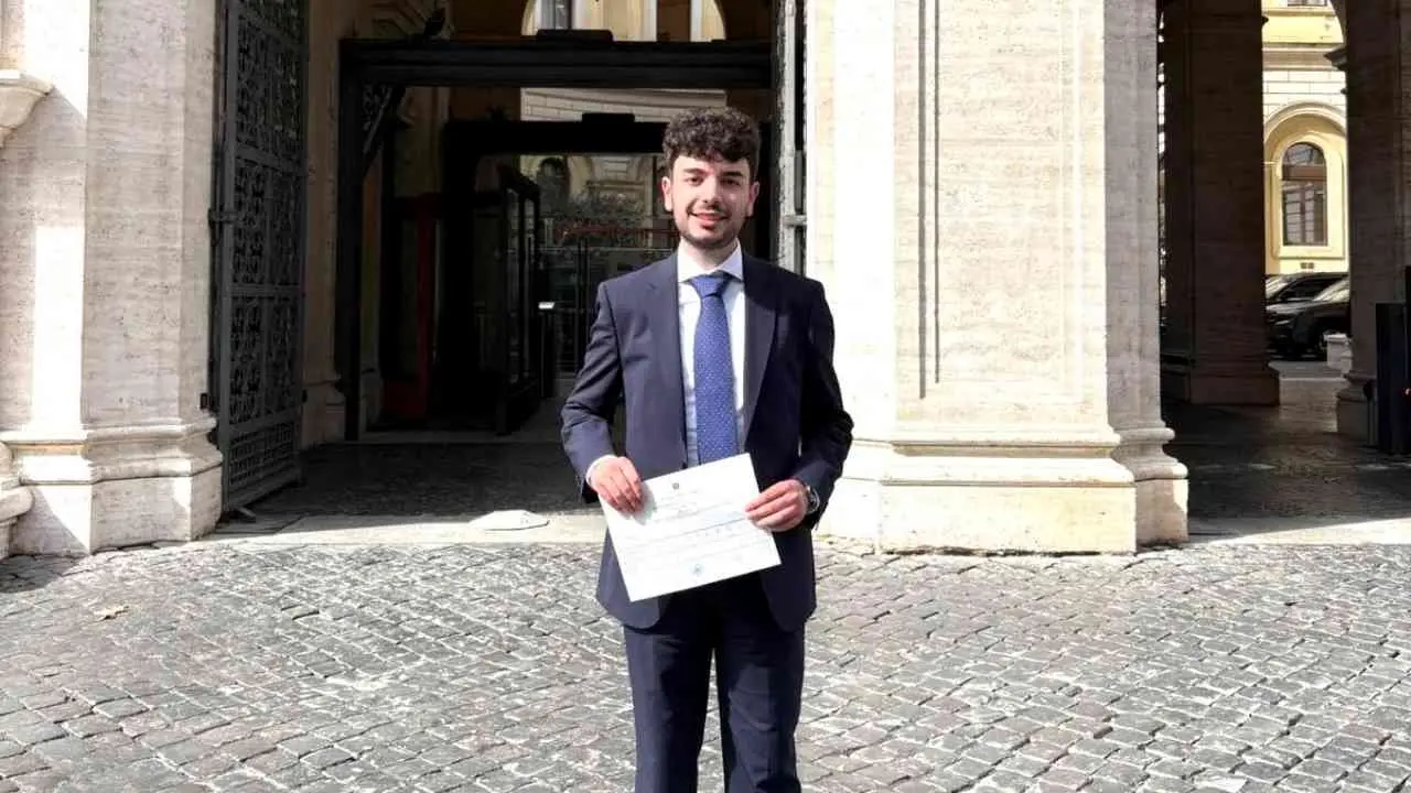 A 27 anni diventa magistrato, il sogno nato sui banchi di scuola (leggendo Gratteri) in Calabria: «Non mollate mai»\n