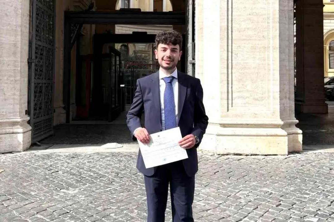 A 27 anni diventa magistrato, il sogno nato sui banchi di scuola (leggendo Gratteri) in Calabria: «Non mollate mai»\n