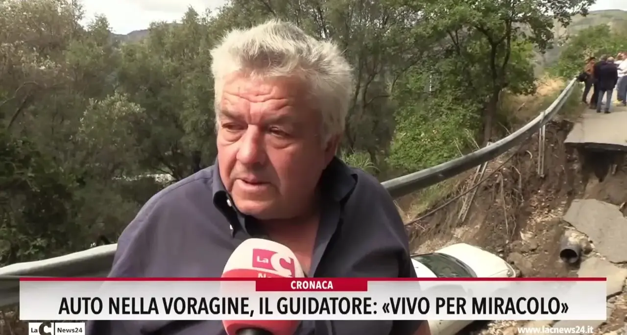Auto nella voragine, il guidatore: «Sono vivo per miracolo»