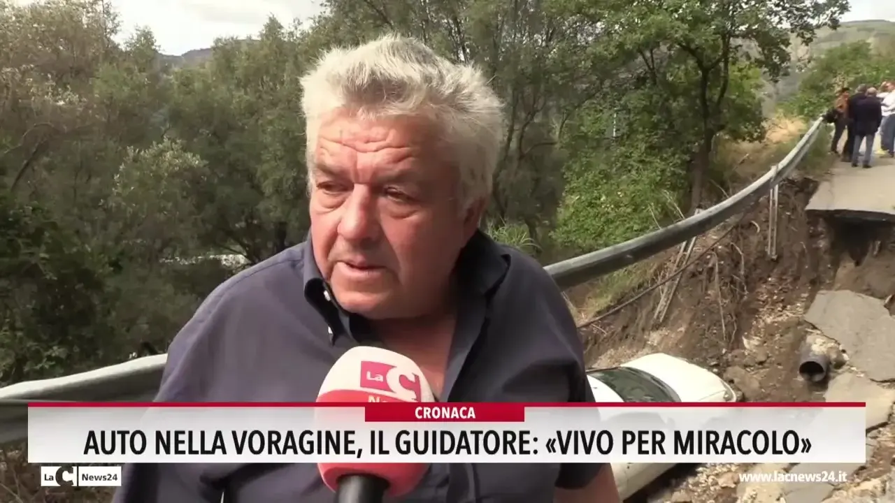 Auto nella voragine, il guidatore: «Sono vivo per miracolo»