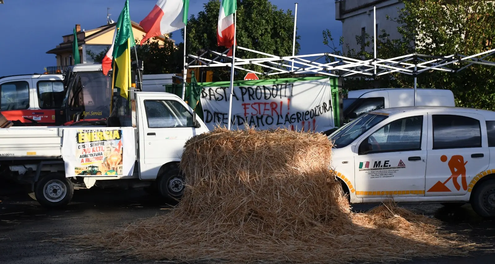 «Abbiamo coltivato debiti, i nostri figli si vergognano di noi»: i trattori non si fermano in Calabria, agricoltori pronti a resistere\n