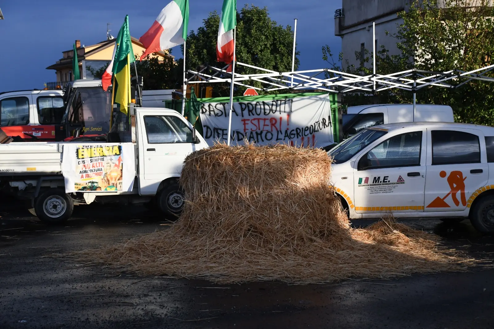 <p>«Abbiamo coltivato debiti, i nostri figli si vergognano di noi»: i trattori non si fermano in Calabria, agricoltori pronti a resistere</p>