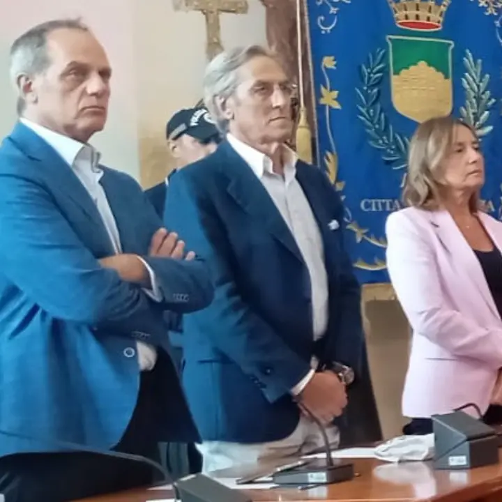Pd Cosenza, per ricreare un gruppo unico in Comune chiesto l’azzeramento degli assessori dem in giunta\n