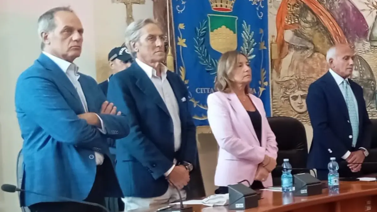 Pd Cosenza, per ricreare un gruppo unico in Comune chiesto l’azzeramento degli assessori dem in giunta\n