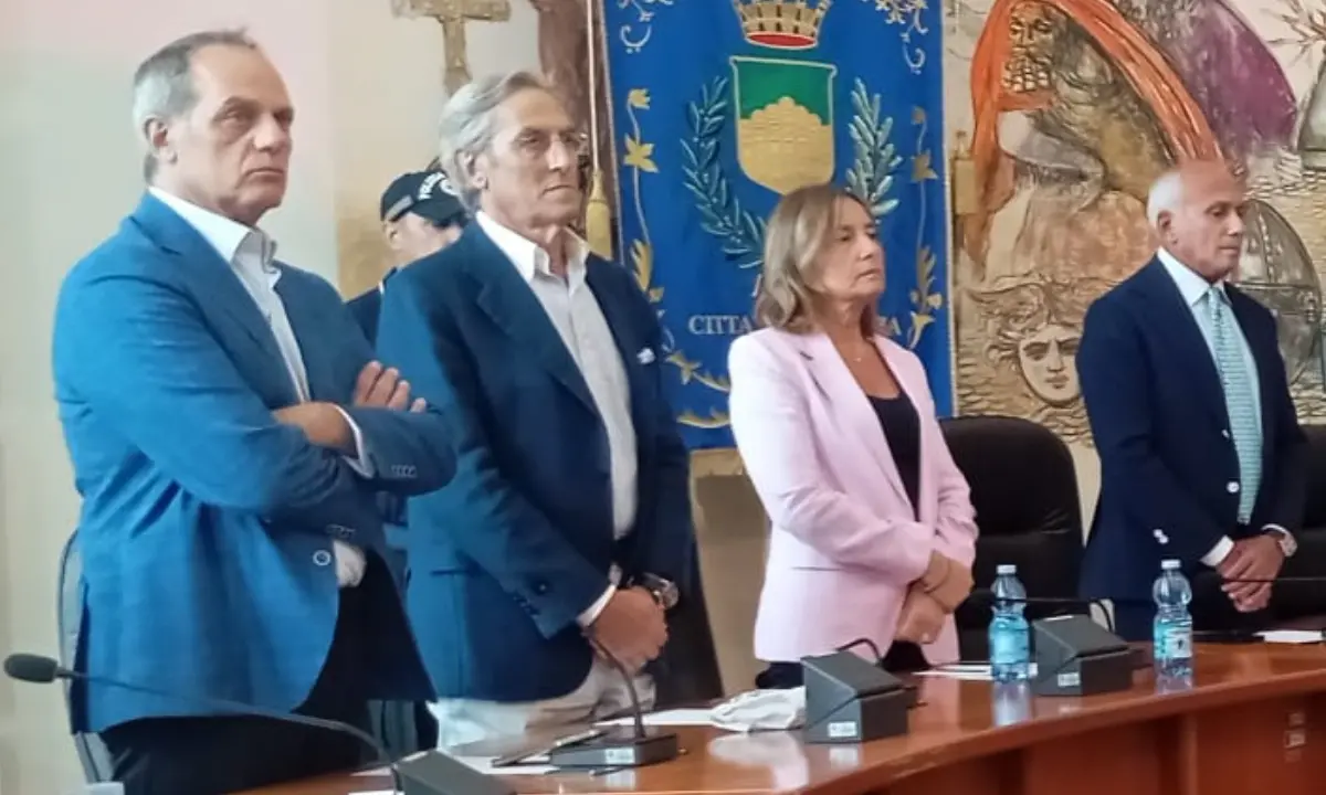 Pd Cosenza, per ricreare un gruppo unico in Comune chiesto l’azzeramento degli assessori dem in giunta\n