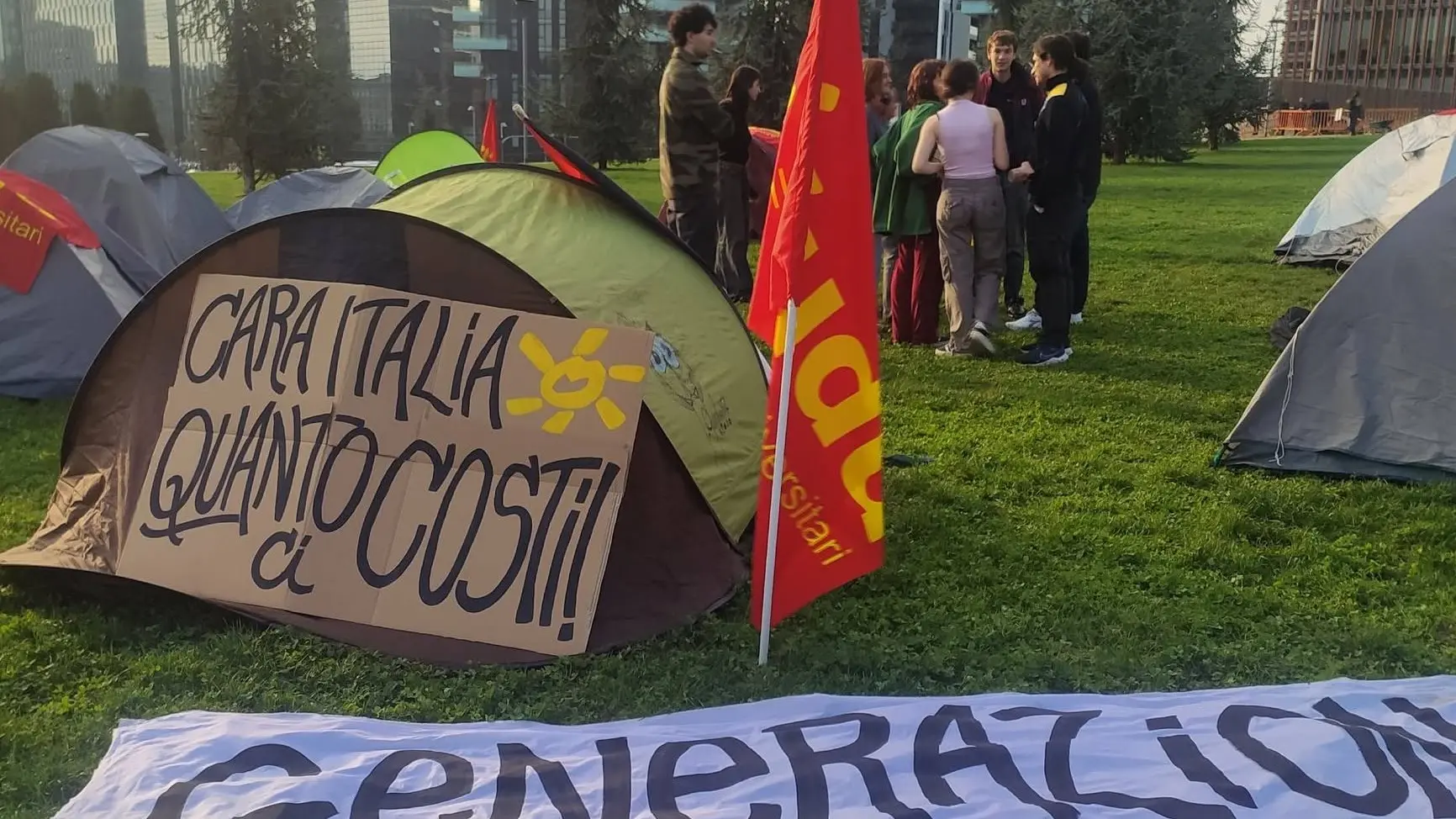 <p>Una delle proteste in Italia contro il caro affitti per i fuorisede</p>\\n