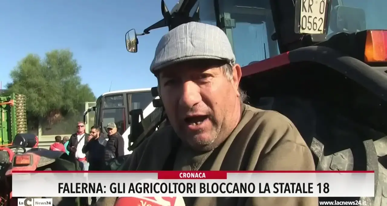 Falerna, gli agricoltori bloccano la Statale 18