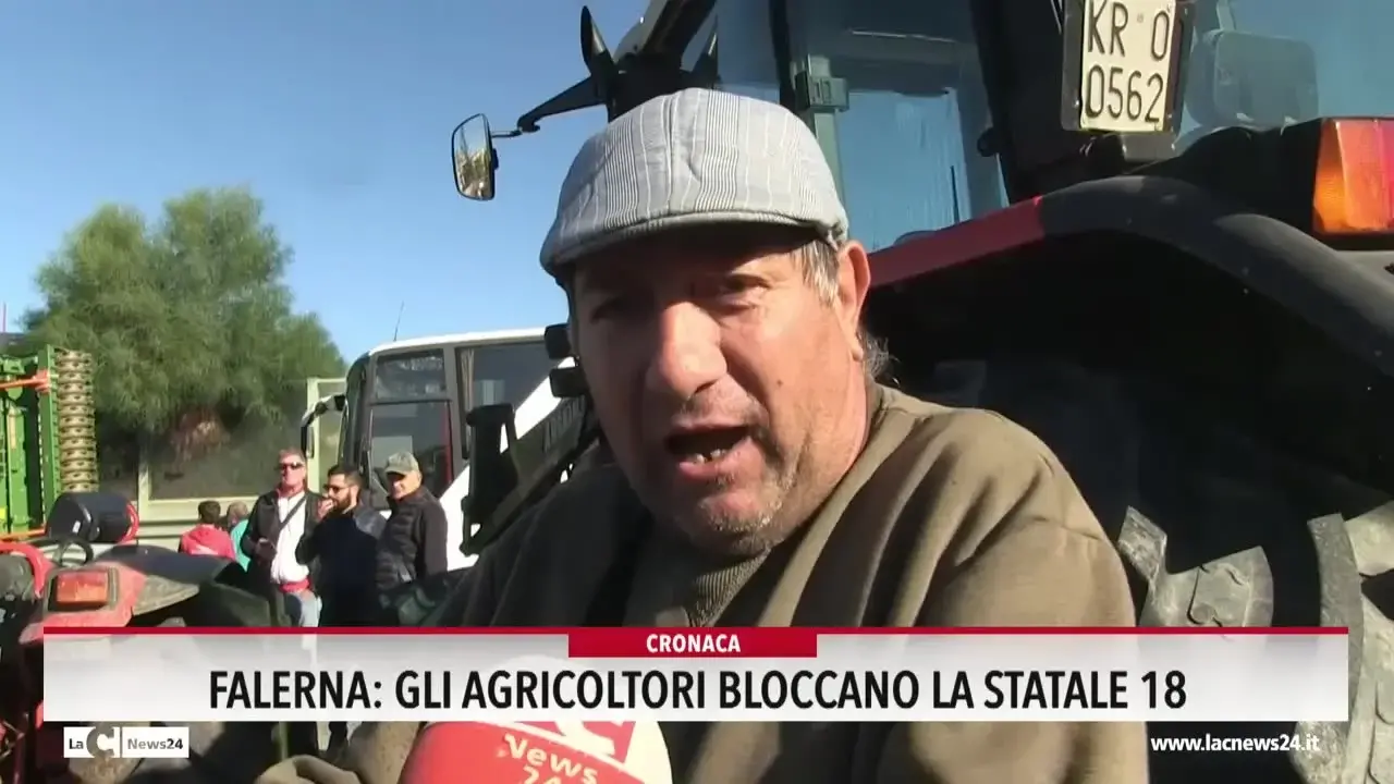 Falerna, gli agricoltori bloccano la Statale 18