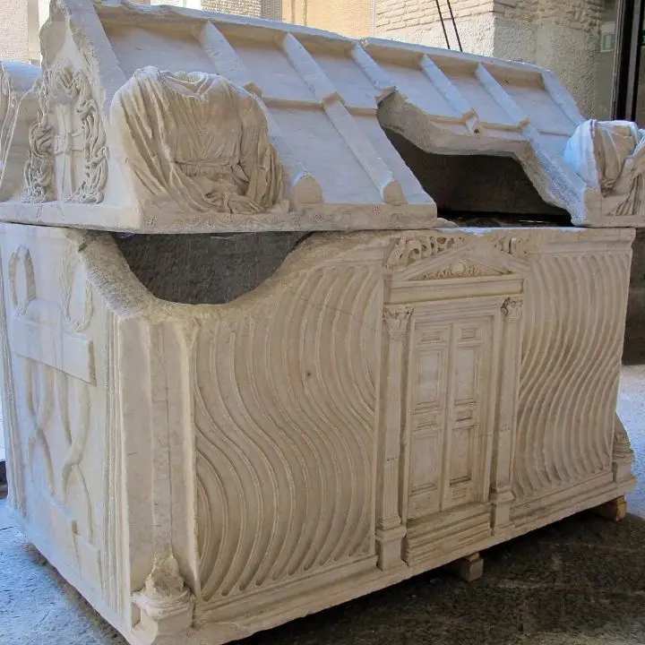 <p>Il sarcofago di Ruggero d’Altavilla potrebbe tornare a Mileto: c’è già l’intesa con il Museo archeologico di Napoli ma il trasferimento è complesso</p>