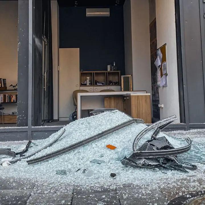 Vetrine distrutte, porte forzate e negozi saccheggiati: colpito un commerciante su tre\n