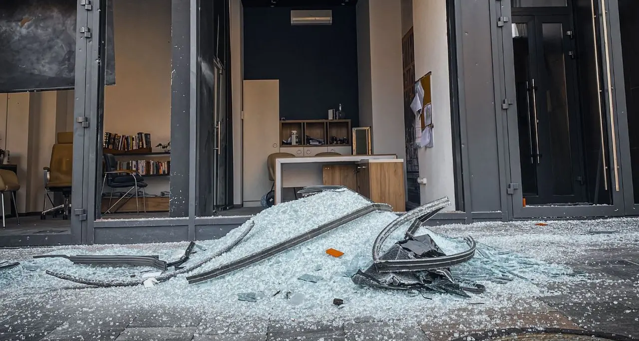 Vetrine distrutte, porte forzate e negozi saccheggiati: colpito un commerciante su tre\n