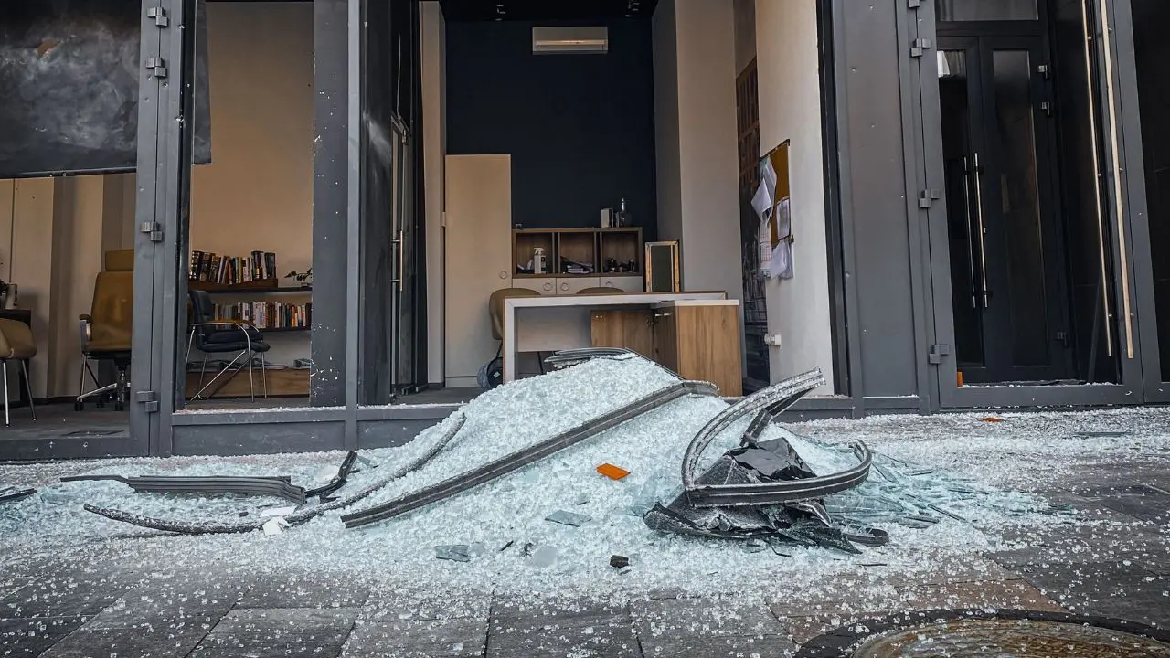 Vetrine distrutte, porte forzate e negozi saccheggiati: colpito un commerciante su tre\n
