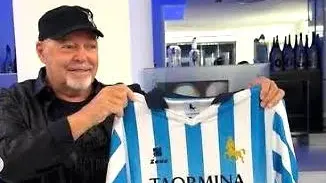 Vasco Rossi con la maglia del Taormina, foto rilanciata sul proprio profilo Instagram