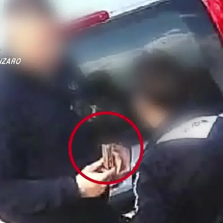 <p>Blitz antidroga, 24 misure cautelari: per pagare le dosi usavano anche le tessere del Reddito di cittadinanza</p>