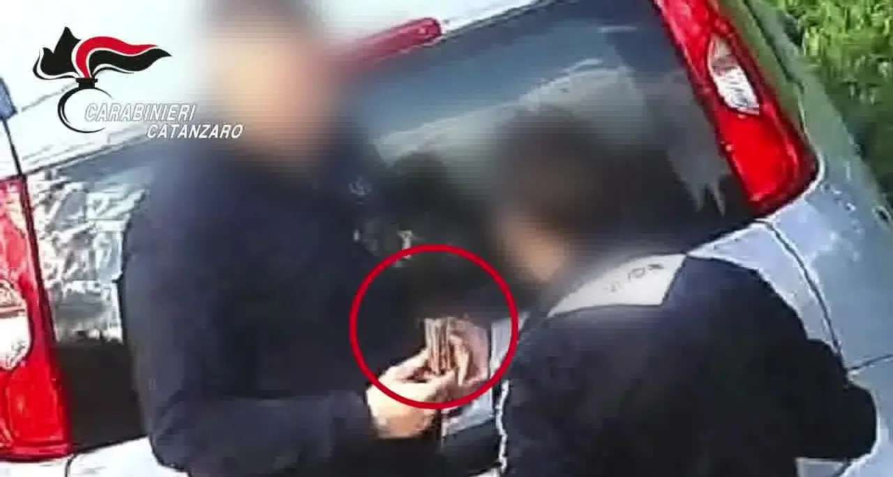 <p>Blitz antidroga, 24 misure cautelari: per pagare le dosi usavano anche le tessere del Reddito di cittadinanza</p>