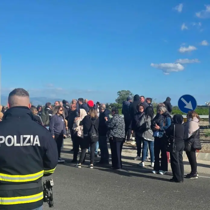 «Le uscite in mare non coprono neanche il carburante»: la rabbia dei pescatori al presidio sulla statale 106\n
