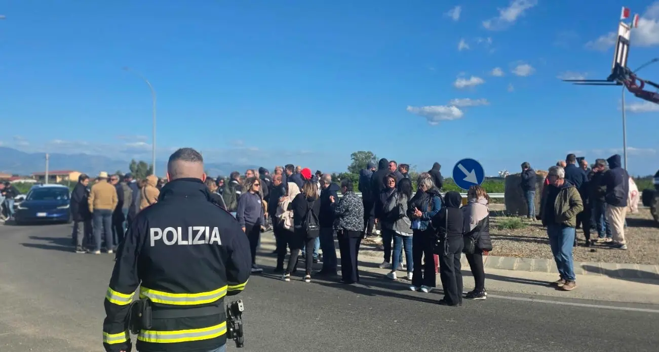 «Le uscite in mare non coprono neanche il carburante»: la rabbia dei pescatori al presidio sulla statale 106\n