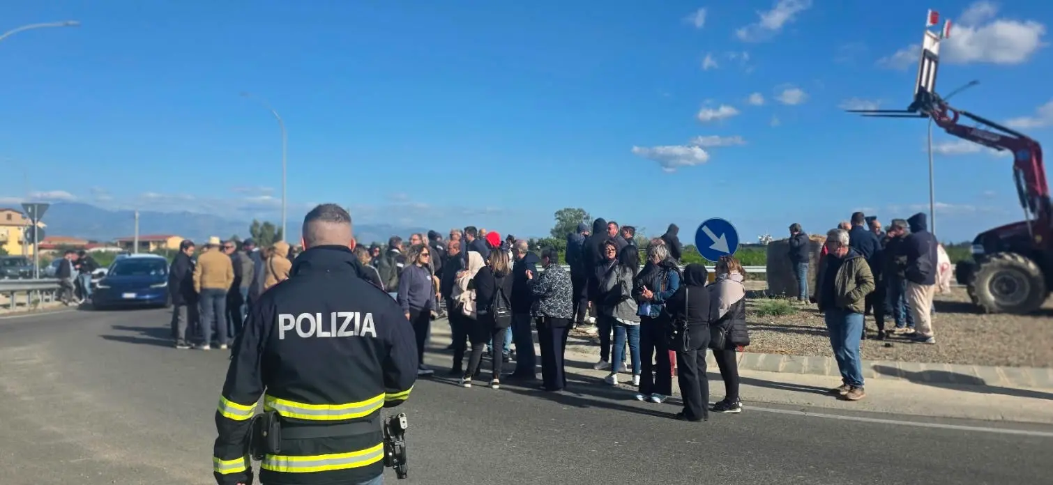 «Le uscite in mare non coprono neanche il carburante»: la rabbia dei pescatori al presidio sulla statale 106\n