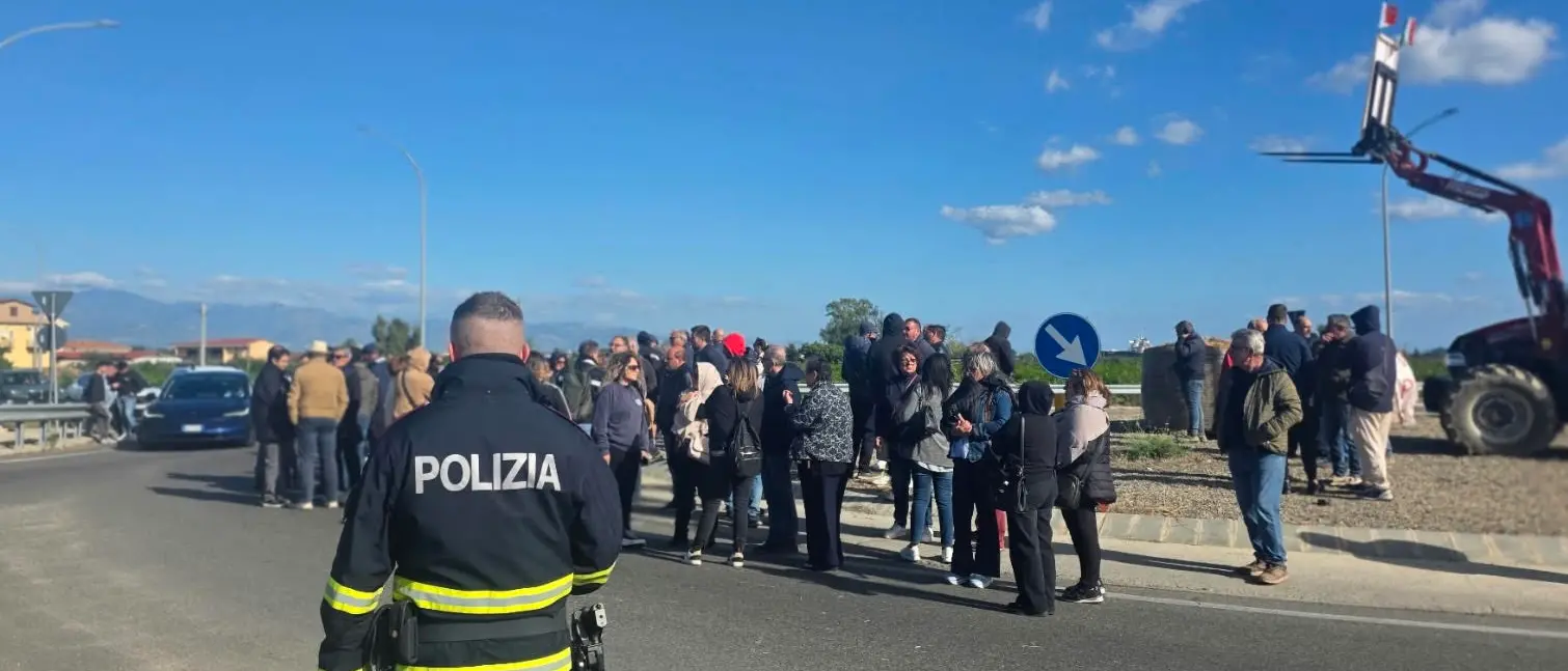 «Le uscite in mare non coprono neanche il carburante»: la rabbia dei pescatori al presidio sulla statale 106\n