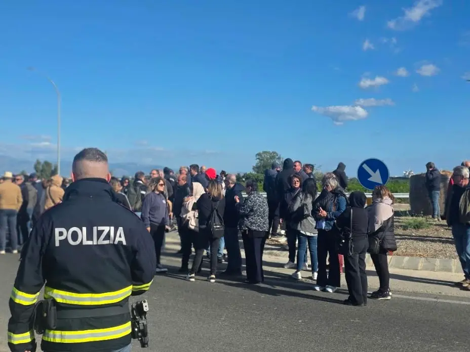 «Le uscite in mare non coprono neanche il carburante»: la rabbia dei pescatori al presidio sulla statale 106