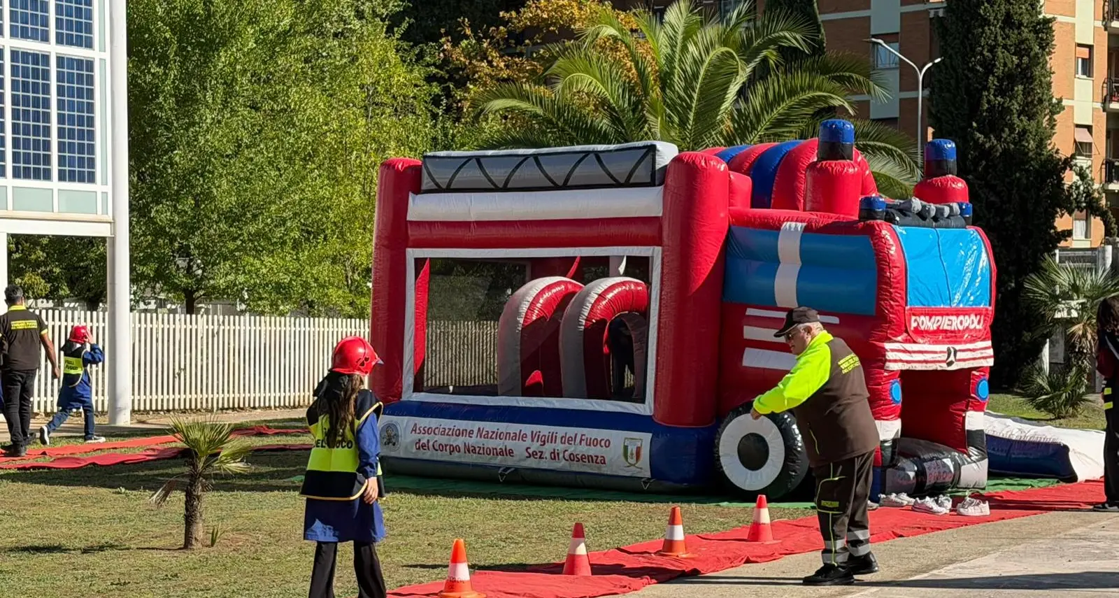 Cosenza, bambini “a scuola” di protezione civile tra mezzi, soccorsi e Pompieropoli\n