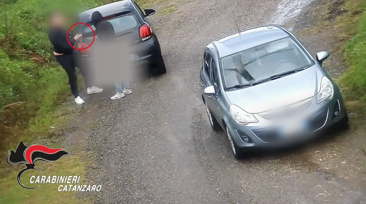 Le card del reddito di cittadinanza come garanzia per pagare la droga, il sequestro e la paura degli indagati: «Ho ricevuto visite»\n