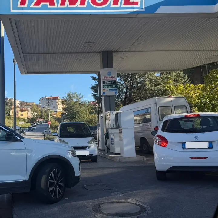 Caro gasolio, il Sud si ferma: trattori e camion sulle strade, in Calabria distributori a secco\n
