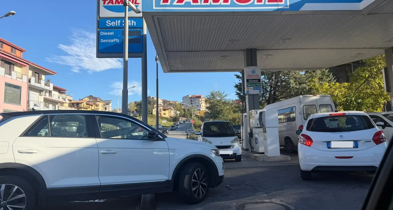 Caro gasolio, il Sud si ferma: trattori e camion sulle strade, in Calabria distributori a secco\n